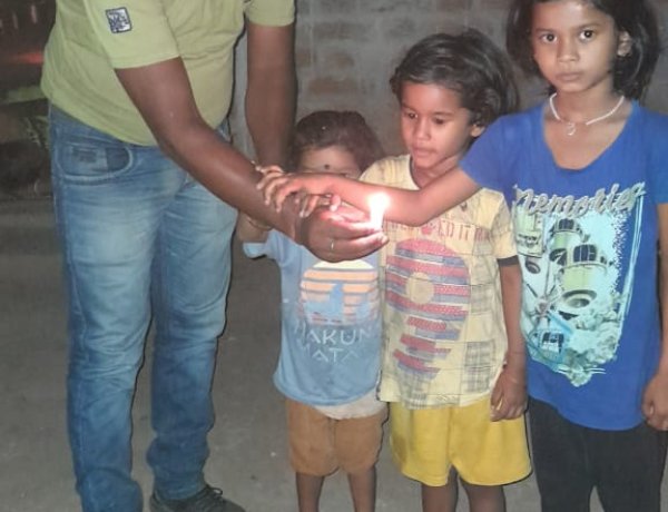 बच्चों ने भी दिवंगत पत्रकारों को दी श्रद्धांजलि