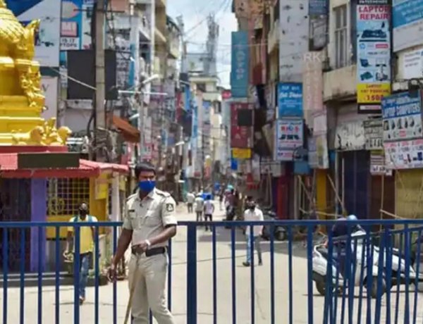 रांची – झारखंड सरकार ने कोरोना के संकट को देखते हुए, आईएएस अधिकारी केके सोन को झारखंड के स्वास्थ्य सचिव पद से हटा दिया गया है। उन्हें अब परिवहन विभाग का सचिव बनाया गया है। इस संबंध में कार्मिक, प्रशासनिक सुधार तथा राजभाषा विभाग ने अधिसूचना जारी कर दी है।   ग़ौरतलब है कि केके सोन बीते माह 20 तारीख़ को कोरोना संक्रमित हुए थे। वर्तमान में वे आइसोलेशन में है।