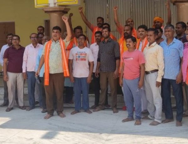 हरिहरनाथ मुक्तिनाथ यात्रा, मानपुर पटवाटोली श्री दुर्गा स्थान में‌ पुष्पवर्षा एवं संतो व आचार्य को अंग वस्त्र भेंट कर सम्मानित अभिनंदन किया गया