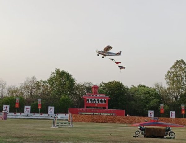 एएएनसी (माइक्रोलाइट) गया द्वारा अधिकारी प्रशिक्षण अकादमी गया में मल्टी एक्टिविटी डिस्प्ले के दौरान एयर शो