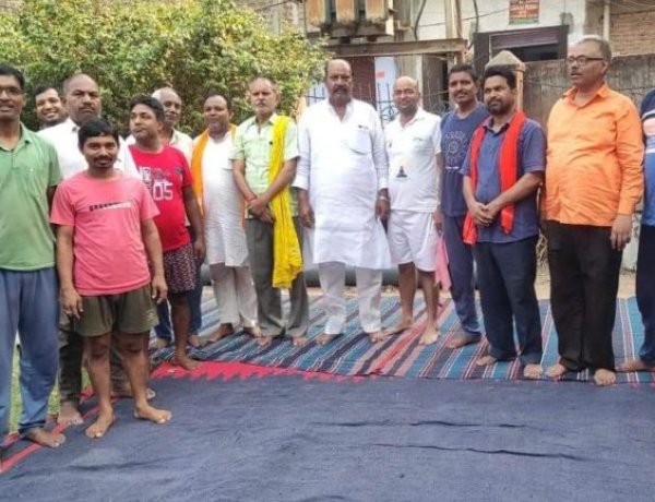 अंतर्राष्ट्रीय योग दिवस भाजपा के कार्यकर्ताओं मानपुर पटवाटोली नई दिल्ली पार्क में मिलकर योगाभ्यास किया