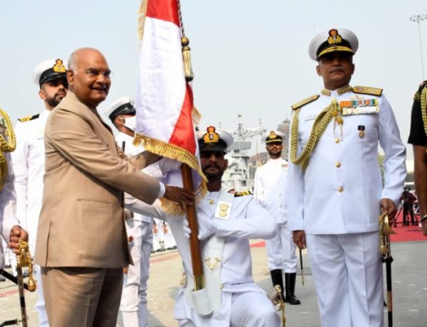 भारत के राष्ट्रपति ने भारतीय नौसेना के 22वें मिसाइल वेसल स्क्वाड्रन को मानक प्रस्तुत किया