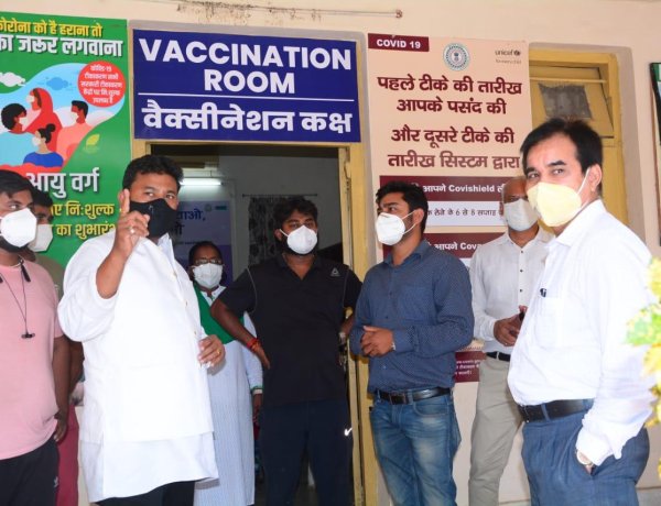 कोरोना वैक्सीनेशन सेंटर पर ग्लूकोज-डी व पेयजल उपलब्ध करा रहा प्रोफेशनल कांग्रेस