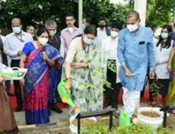 महिला एवं बाल विकास मंत्री ने अखिल भारतीय आयुर्वेद संस्थान में न्यूट्री गार्डन का उद्घाटन किया