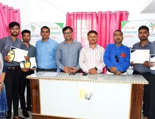 अब “रक्षक” करेगा महिलाओं की सुरक्षा, पटना के तीन छात्रों ने बनाया अद्भुत मोबाइल ऐप