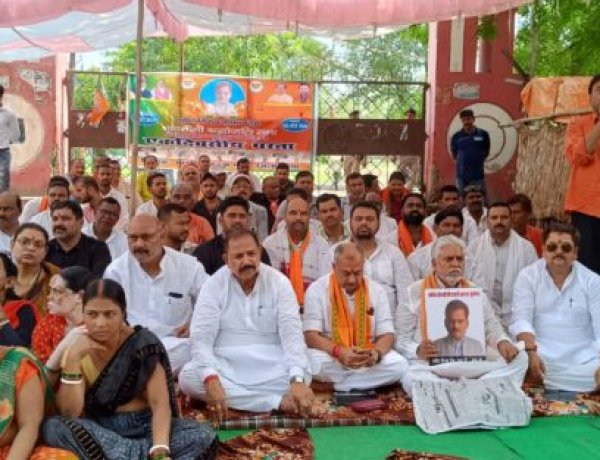 बिहार सरकार के भ्रष्टाचारी तंत्र और जंगलराज के बढ़ते प्रकोप का आवाज उठाते हुए भाजपा के महामंत्री का निर्मम हत्या के विरोध में भाजपा के द्वारा शोक सभा व एकदिवसीय धरना का किया आयोजन