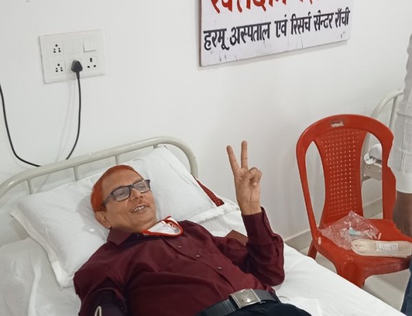 हरमू अस्पताल के रक्तदान शिविर में डॉ.सुहाष तेतरवे ने 63वीं बार रक्तदान कर बनाया कीर्तिमान
