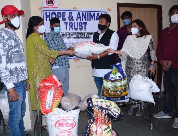 बेजुबान जानवरों के निवाले के लिए आदित्य विक्रम जायसवाल ने होप एंड एनिमल ट्रस्ट को दी खाद्य सामग्री