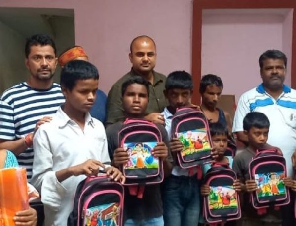 युवा जदयू नेता कुमार गौरव ने अपने जन्मदिन नेत्रहीन बच्चों संग मनाया, विद्यालय को सरकारी सहायता दिलाने का भी दिया आश्वास