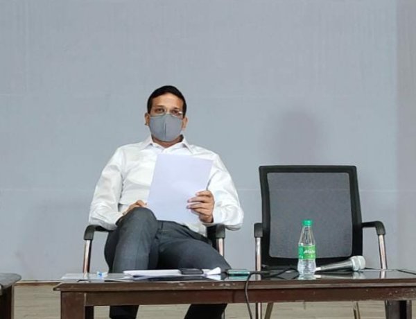 जांबाज योद्धा के रूप में कोरोना से जंग जीतने में जुटे हैं रांची के उपायुक्त छवि रंजन