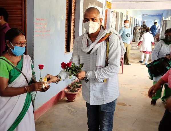 वैक्सीनेशन सेंटर पर सेवा दे रहे लोगों को दिव्यम फाउंडेशन ने किया सम्मानित