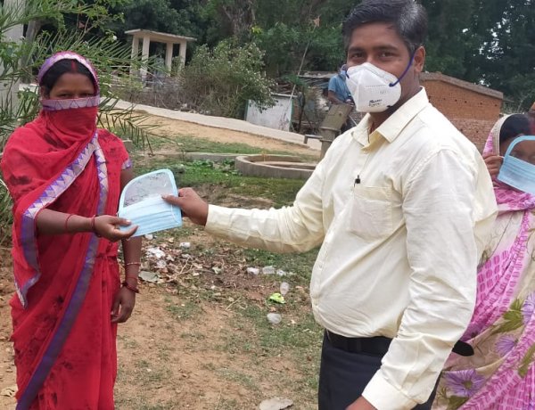 भारतीय लोक कल्याण संस्थान ने ग्रामीणों के बीच बांटे फेस सेफ्टी मास्क