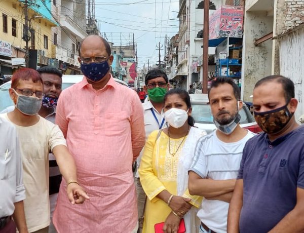डिप्टी मेयर व पार्षद ने किया फतेउल्लाह रोड का निरीक्षण, बदहाल सड़क की अविलंब मरम्मत की मांग की