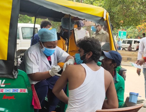 कोरोना से बचाव के लिए ऑटो चालकों का हुआ वैक्सीनेशन