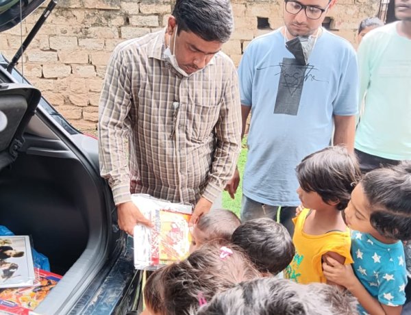गुरुनानक सेवक जत्था द्वारा गरीब बच्चों के बीच काॅपी-किताब वितरित
