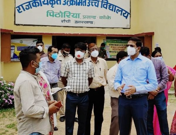 उपायुक्त ने पिठोरिया स्थित टीकाकरण केन्द्र का लिया जायजा, वैक्सीनेशन के लिए लोगों को किया प्रेरित