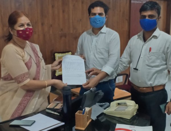 छात्रों के लिए विशेष वैक्सिनेशन कैम्प आयोजित करने की मांग