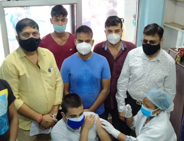 युवा महानगर रामनवमी पूजा समिति के सौजन्य से वैक्सीनेशन कैंप आयोजित