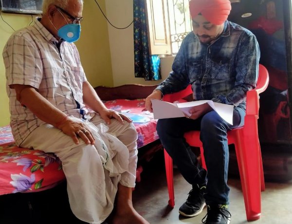 शहीद पत्रकार आशुतोष चौधरी के परिजनों से मिले एआइएसएम जेडब्लुए के प्रदेश प्रभारी प्रीतम भाटिया