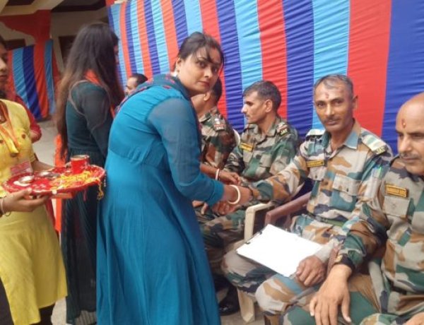 राष्ट्रीय महिला परिषद् ने 6 बिहार बटालियन के जवानों को बांधा रक्षासूत्र, बहनों ने सैनिक भाइयों को बांधी राखी, जवानों ने दिया रक्षा का वचन