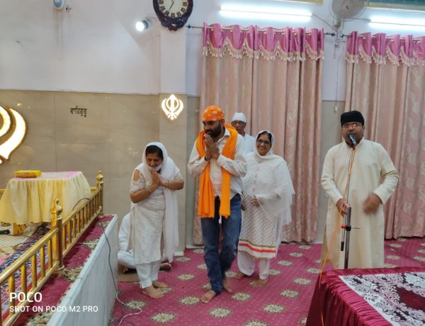 स्त्री सत्संग सभा ने गुरुघर के सेवक पवनजीत सिंह खत्री को किया सम्मानित