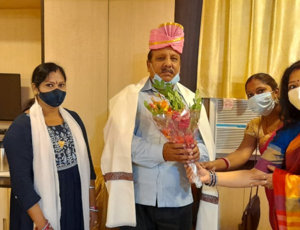 छात्र क्लब पर्यावरण मंच ने पत्रकार नवल किशोर सिंह को किया सम्मानित