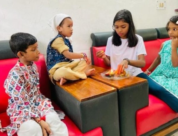 रक्षाबंधन पर भाइयों ने लिया रक्षा का संकल्प