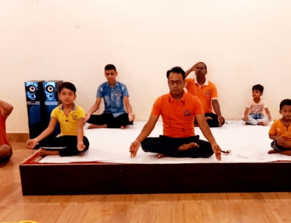 महर्षि सेवा संस्थान में योगाभ्यास शिविर का आयोजन, सभी आयु वर्ग के लोगों ने किया योग