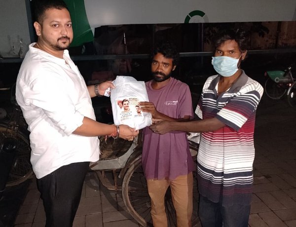 युवा कांग्रेस ने रिक्शा चालकों के बीच किया रेनकोट का वितरण