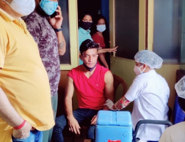 एनएसयूआई ने लगाया टीकाकरण शिविर