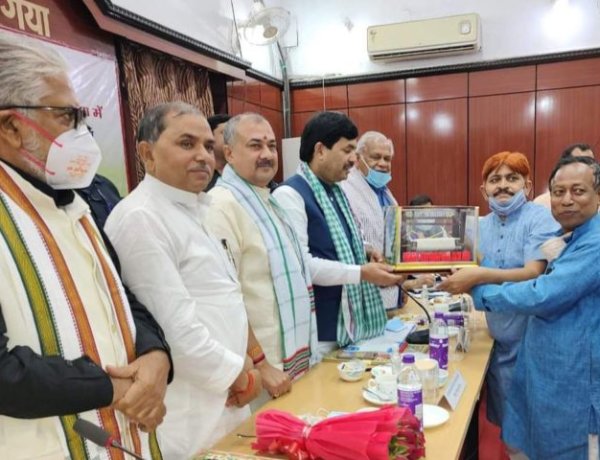 उद्योग सह जिला प्रभारी मंत्री सैयद शाहनवाज हुसैन से मिले बुनकर, 7 सूत्री मांग पत्र बुनकरों द्वारा सौंपा गया