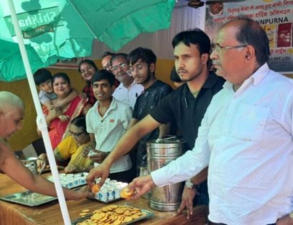 पितृपक्ष मेले में नारनौलियें अग्रवाल संघ प्रतिदिन 5000 तीर्थयात्रियों को पिला रही चाय, बच्चों से लेकर बुजुर्ग तक सेवा भाव में जुटें