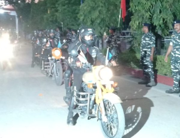 गया जिला पहुंची सीआरपीएफ महिला जांबाजों की बाइक रैली का डीएवी कैंट में किया भव्य स्वागत, स्कूल के बच्चों व शिक्षकों ने तिलक लगाकर किया वंदन अभिनंदन