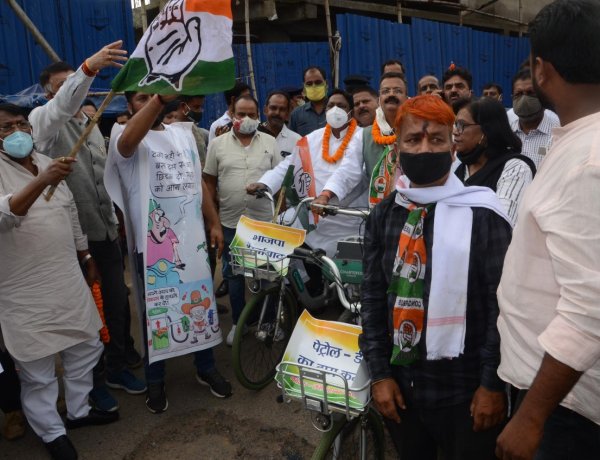 पेट्रोल-डीजल की कीमतों में वृद्धि और बढ़ती महंगाई के खिलाफ कांग्रेस ने किया प्रदर्शन, निकाली साइकिल यात्रा