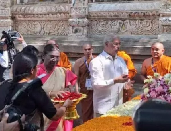 देश के राष्ट्रपति द्रौपदी मुर्मू ने बोधगया में भगवान बुद्ध को की नमन