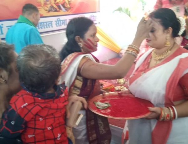 एसएसबी में महिलाओं ने खेली सिंदूर की होली, बंगाली रीति-रिवाज के साथ मां दुर्गा को दी विदाई