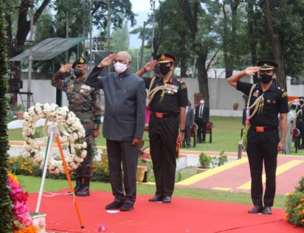 राष्ट्रपति ने कारगिल विजय दिवस के अवसर पर डैगर युद्ध स्मारक पर पुष्पांजलि अर्पित की