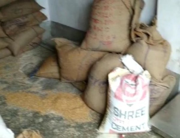 पीडीएस दुकान से सैकड़ों बोरा अनाज चोरों ने किया ग़ायब