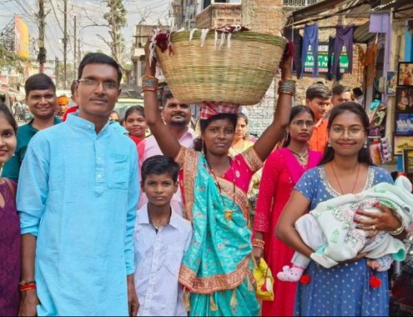 36 घंटे का निर्जला उपवास अंतिम दिन छठव्रती ने उगते भगवान भास्कर को किया अर्ध्य अर्पण