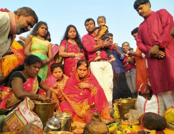 उगते सूर्य को अर्घ्य के साथ संपन्न हुआ छठ का महापर्व, 36 घंटे के बाद खोला गया व्रत