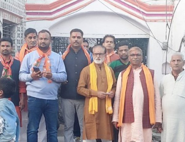 भाजपा का तीन राज्यो में जीत का जश्न मानपुर में मिठाई बाटकर मनाया गया