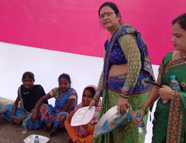 वीरांगना गोलमुरी मंडल की ओर से सफाईकर्मियों को किया गया सम्मानित