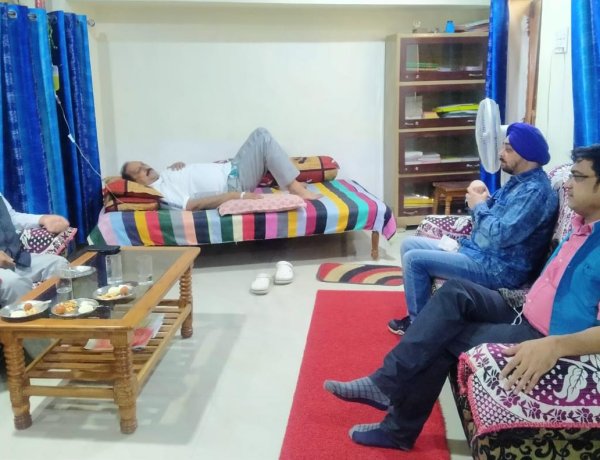 समाजसेवी गोपाल कृष्ण झा का कुशल क्षेम जानने उनके आवास पहुंची एआईएसएम जेडब्ल्यूए की टीम