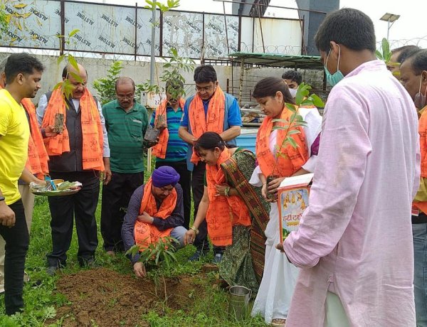 कोरोना काल में दिवंगत हुए पत्रकारों की स्मृति में साईं मंदिर में पौधारोपण