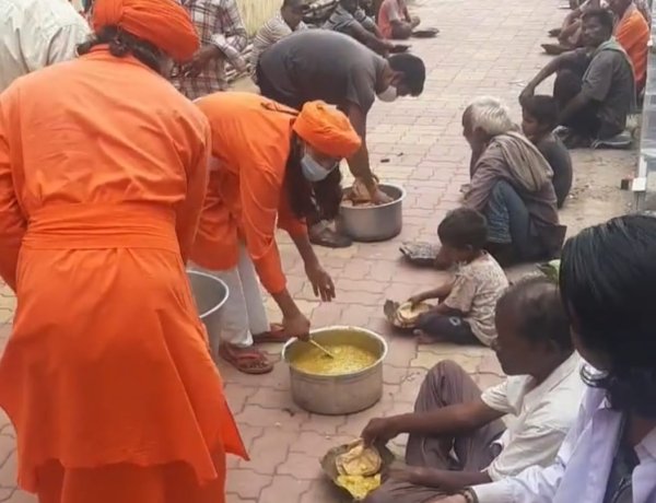 लगातार सोलह माह से पीड़ितों की सेवा में जुटा है आनन्द मार्ग, लगभग एक लाख पैंसठ हजार जरूरतमंदों को कराया भोजन