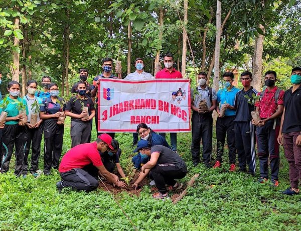 संत जेवियर कॉलेज के एनसीसी कैडेट्स ने कारगिल दिवस के अवसर पर शहीदों की स्मृति में पौधारोपण कर दी श्रद्धांजलि