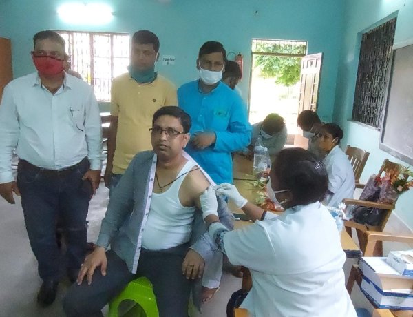 रांची पब्लिक स्कूल वेक्सिनेशन कैंप में 80 लोगों ने लिया टीका