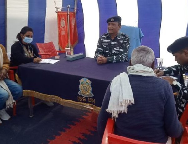 159 बटालियन सीआरपीएफ ने लगाया निशुल्क चिकित्सा शिविर, ग्रामीणों के बीच बांटे सोलर लैंप