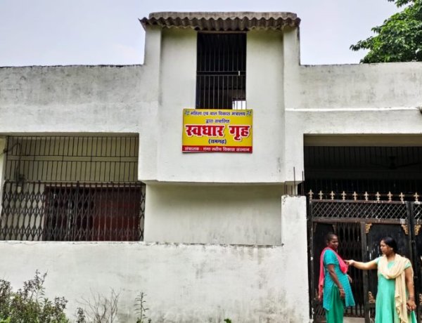 कठिन परिस्थिति मे गुज़र बसर करने वाली महिलाओं को अस्थायी आवास , भोजन एवं चिकित्सा की व्यवस्था करायी गई