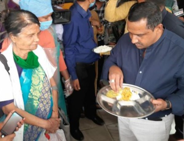 स्वास्थ्य मंत्री बन्ना गुप्ता ने किया एमजीएम अस्पताल का औचक निरीक्षण